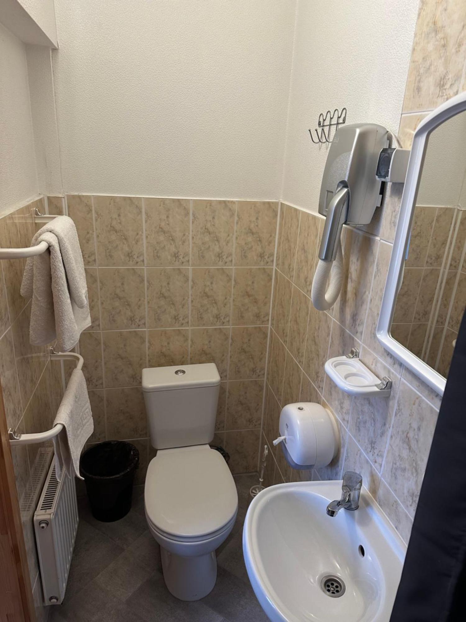 Cill Easy Hotel With Self Check-In อาดาชิ ภายนอก รูปภาพ